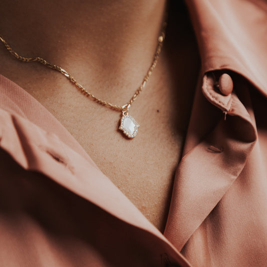 "Fatimas Hand Opal mit Zirkonia" Halskette - ONYA